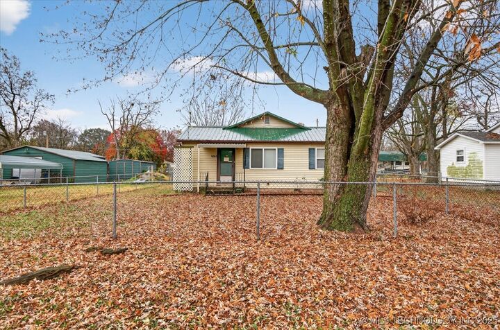 Property Photo:  715 S Hickory Street  OK 74048 