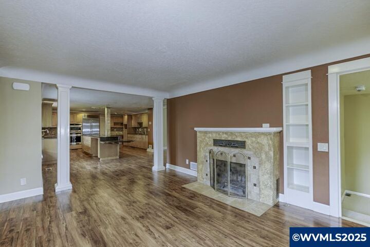 Property Photo: 1090 E Ellendale Dr OR 97338