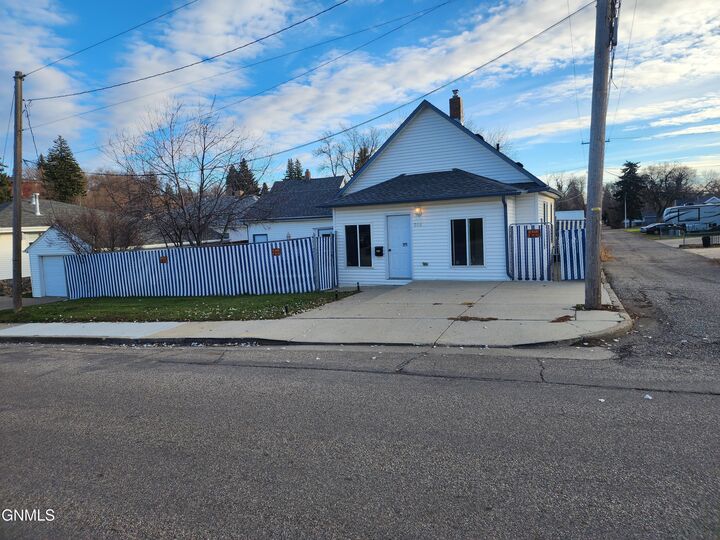 Property Photo:  705 6th Street NW  ND 58554 