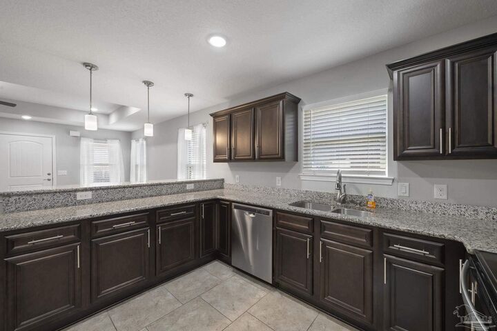 Property Photo: 3912 Throne Ct FL 32563