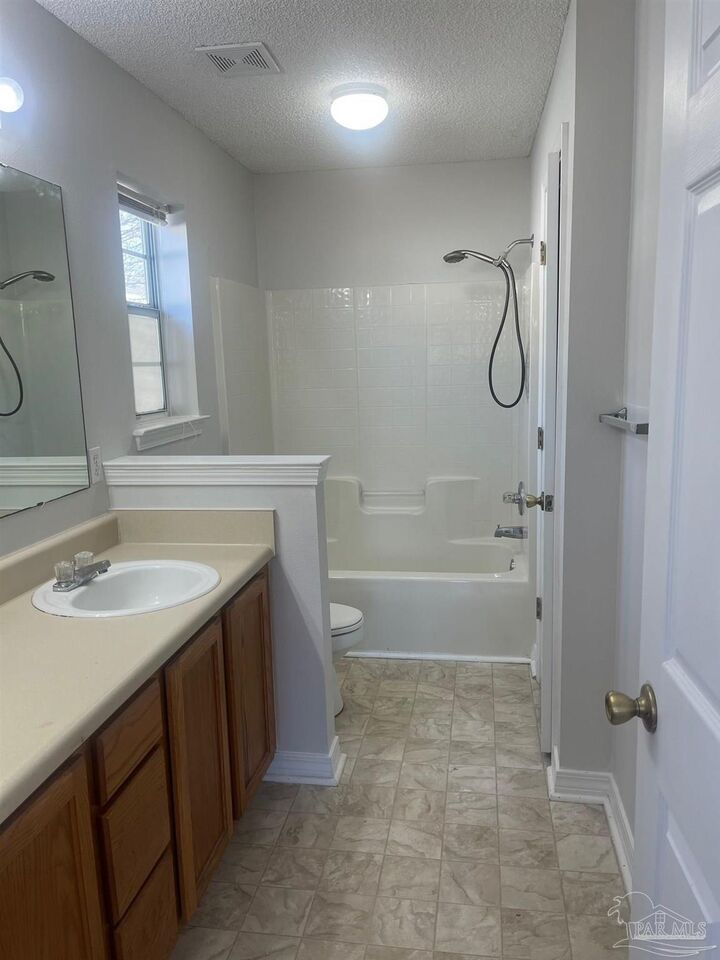 Property Photo: 5574 Huntleigh Pl FL 32563
