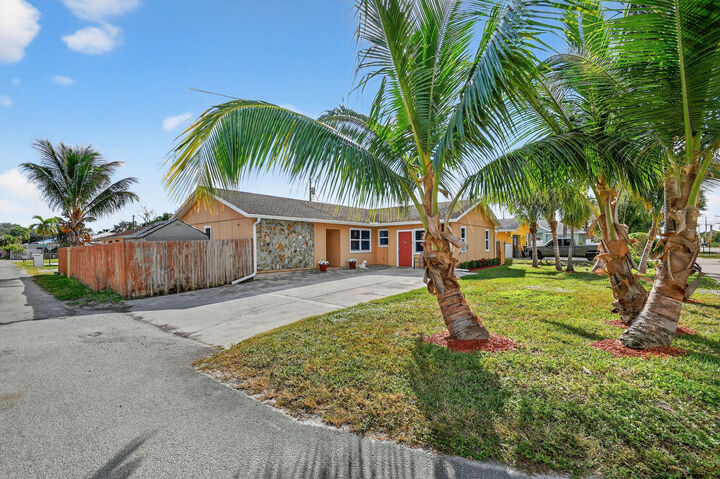 Property Photo:  822 Florida Mango Road  FL 33406 