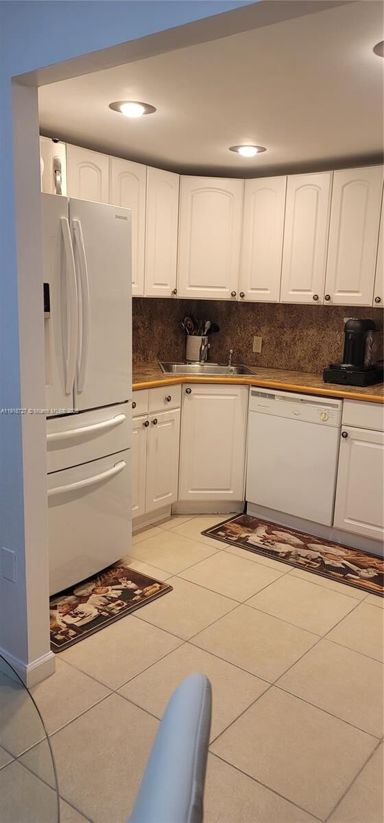 Property Photo:  3675 N Country Club Dr 2201  FL 33180 