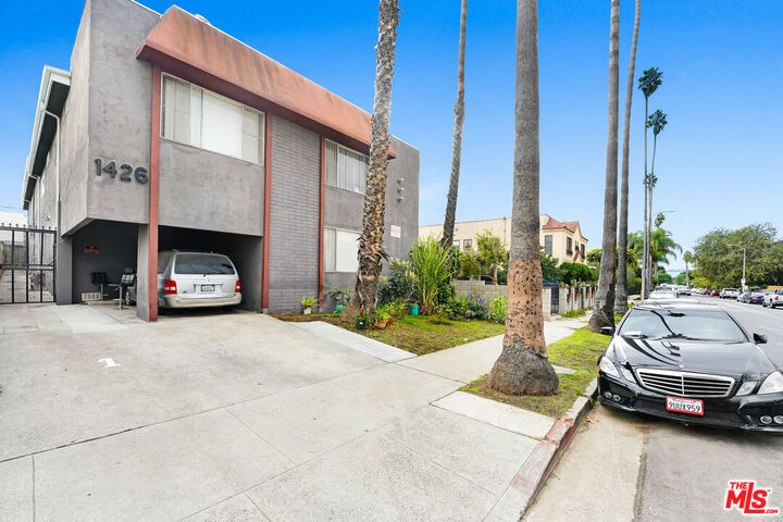 Property Photo:  1426 S Cochran Ave  CA 90019 