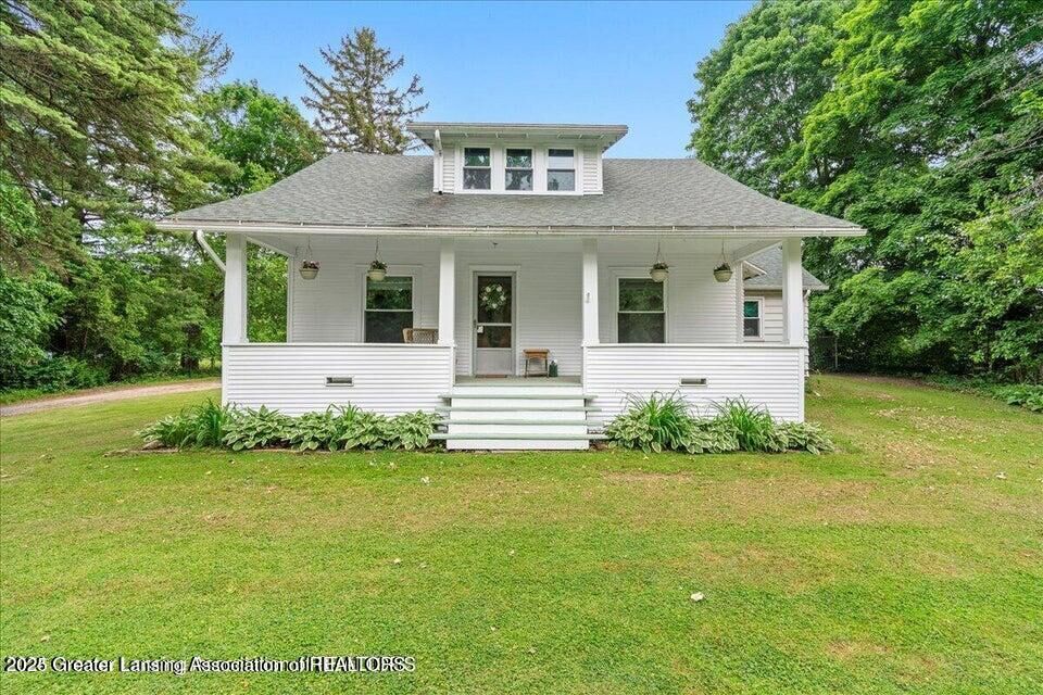 Property Photo: 208 E Northrup Street MI 48911