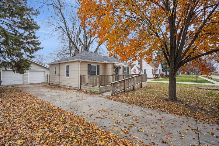 Property Photo: 515 SW Southlawn Drive IA 50023