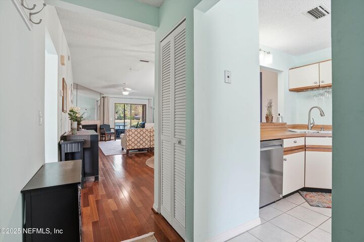 Property Photo: 7623 Baymeadows Circle 2031 FL 32256