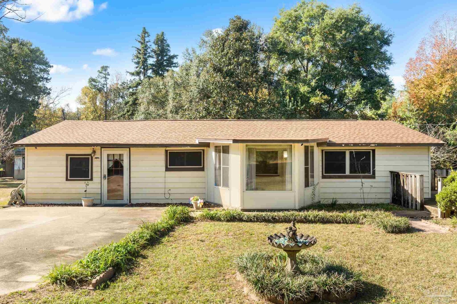 Property Photo: 5413 Hamilton Bridge Rd FL 32570