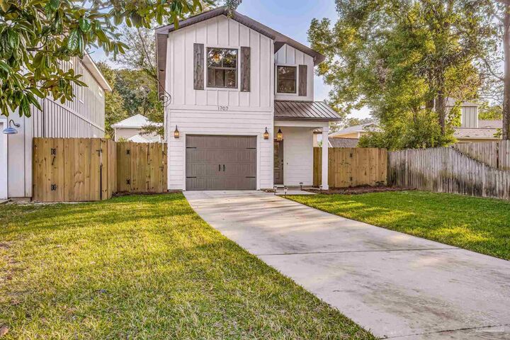 Property Photo: 1707 E Yonge St FL 32503