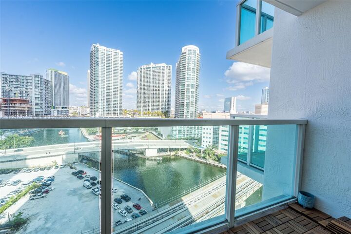 Property Photo:  31 SE 5 St 1603  FL 33131 