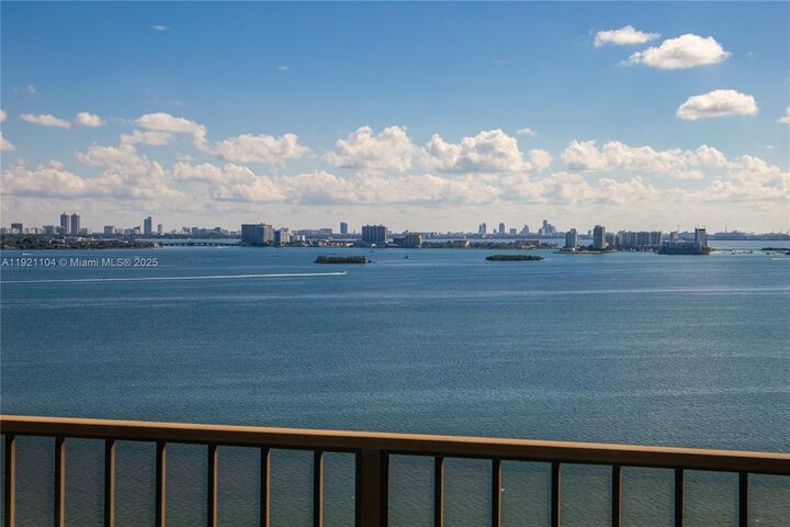 Property Photo:  1800 NE 114th St 2105  FL 33181 