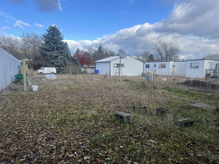 Property Photo: 18316 E Bridgeport Ave WA 99216