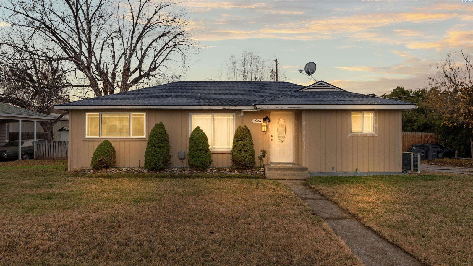 Property Photo: 626 S Everett St WA 99336-5670