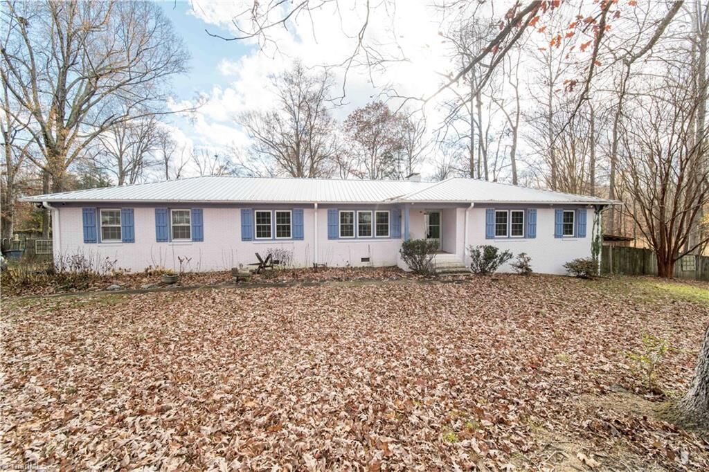 Property Photo: 1139 Kentmere Road NC 27406