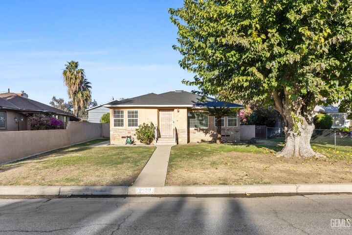 Property Photo:  3028 Spruce Street  CA 93301 