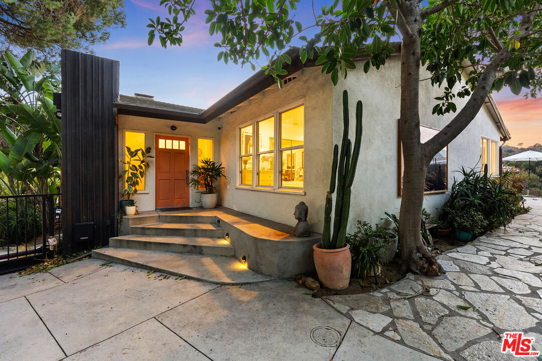 Property Photo:  2316 Laurelmont Pl  CA 90046 