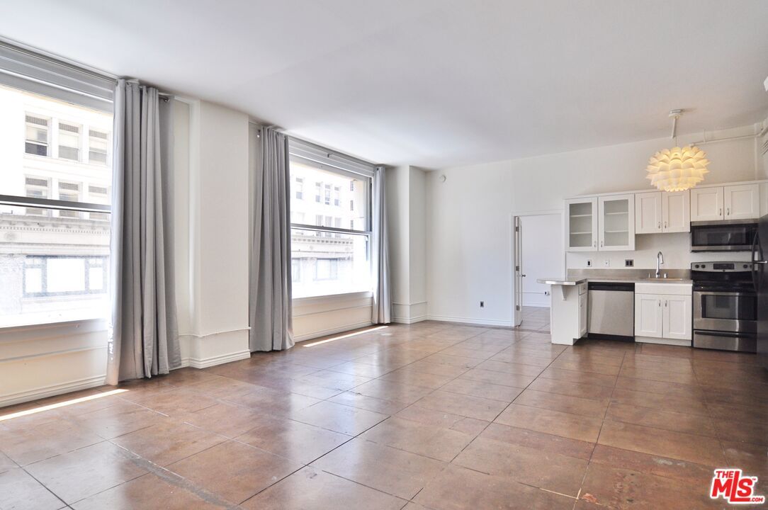 Property Photo:  215 W 7th St  CA 90014 