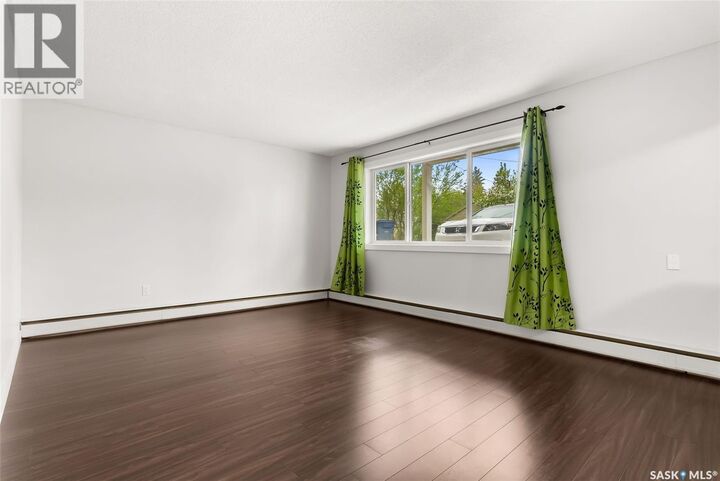 Property Photo: 4 230 Broadway Avenue E SK S4N 0Z9