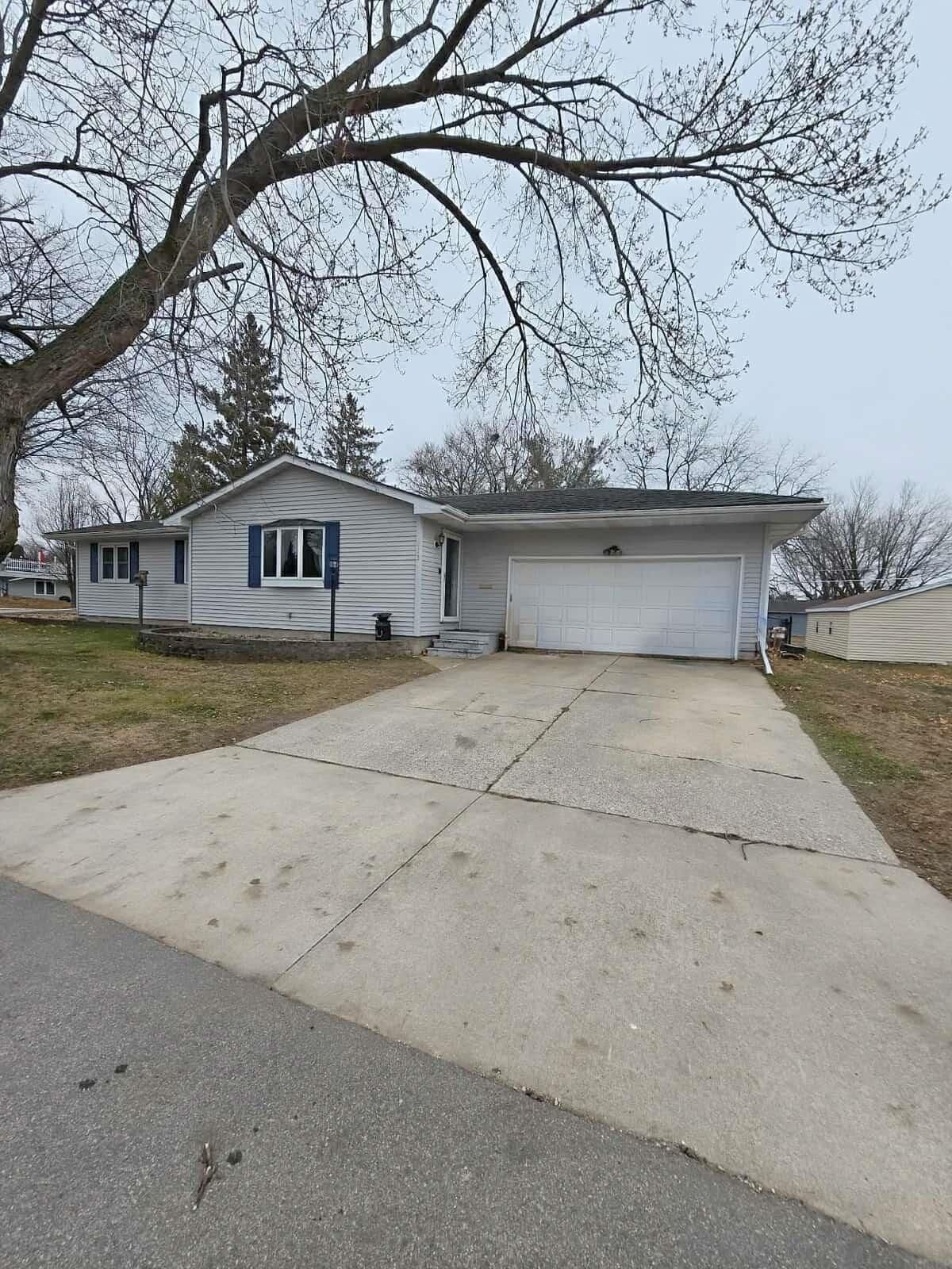 Property Photo:  413 4th Ave NE  IA 50662 