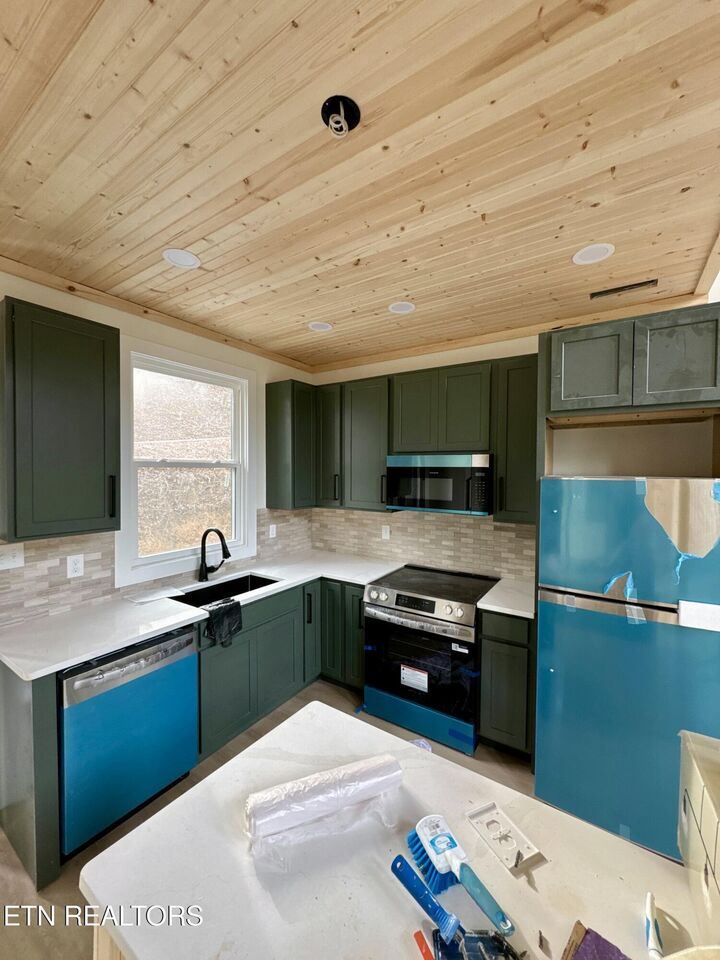 Property Photo: 924 N Highland Drive TN 37738