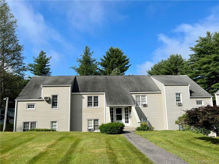 Property Photo:  1604 Holly Stream Court 1604  NY 10509 