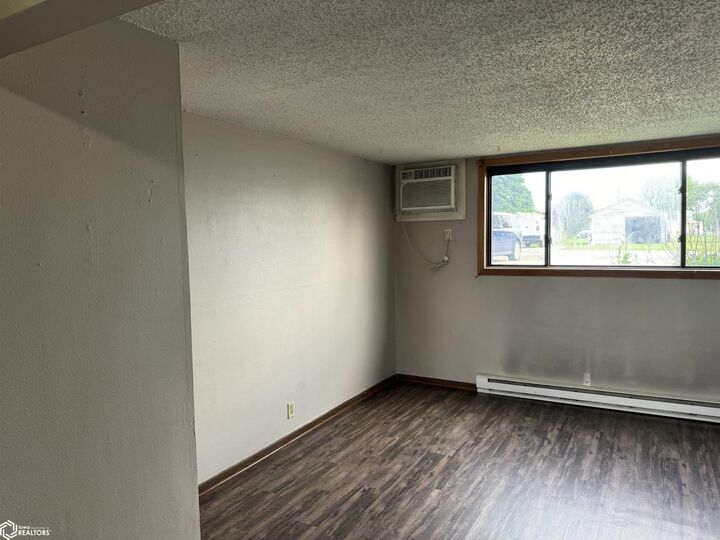 Property Photo:  606 Hooper Street  IA 50162 