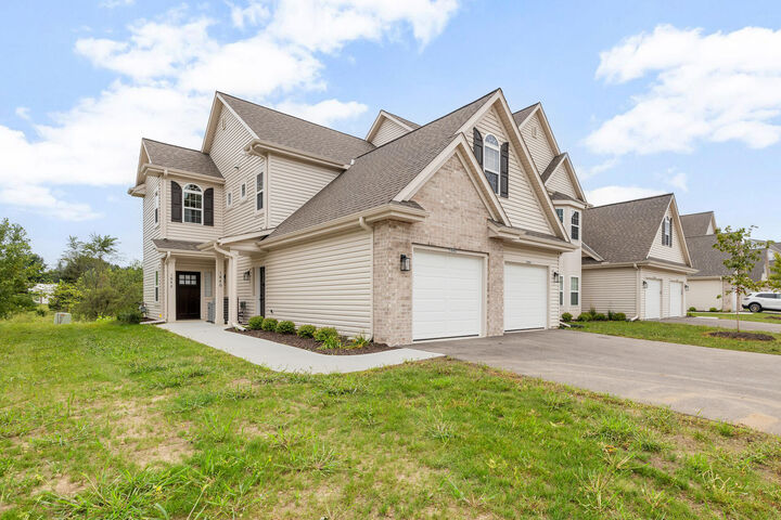 Property Photo:  1870 Woodland Way 433-1  WI 53086 