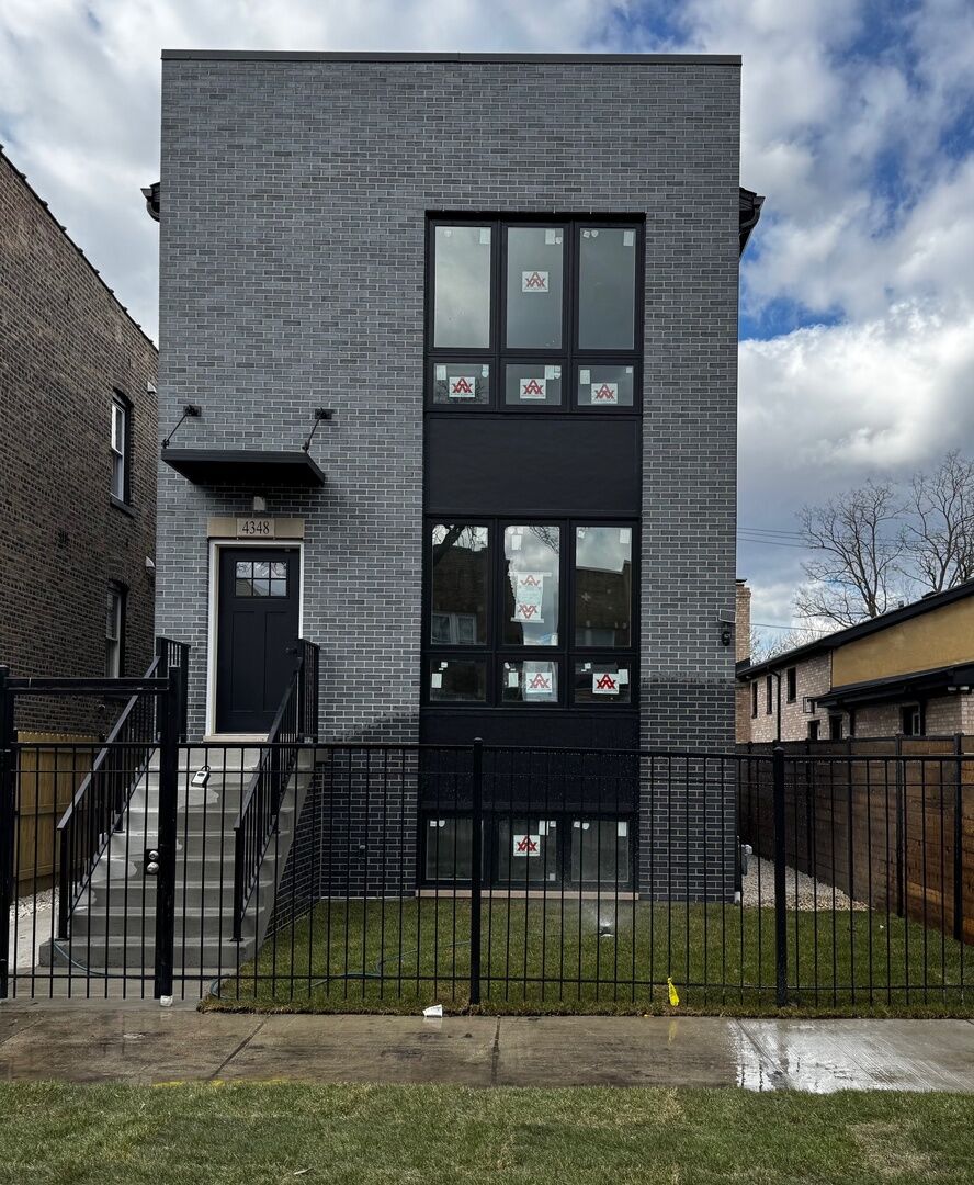 Property Photo:  4348 W Thomas Street  IL 60651 