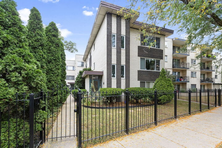 7070 N Ridge Boulevard 1A  Chicago IL 60645 photo