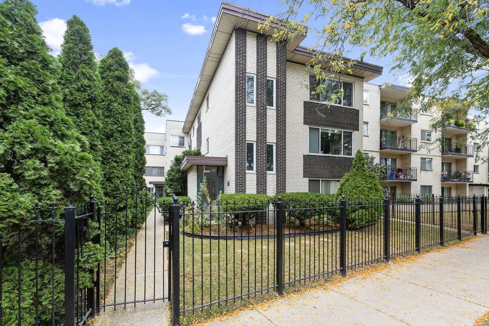 Property Photo: 7070 N Ridge Boulevard 1A IL 60645