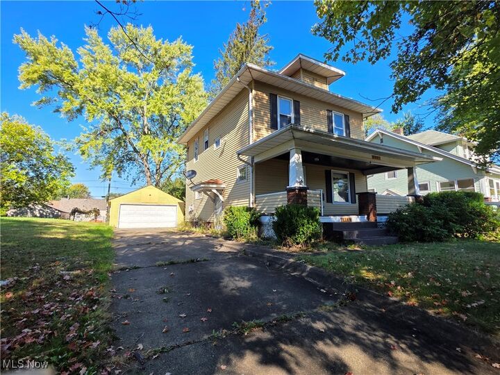 Property Photo: 1116 Adelaide Avenue SE OH 44484