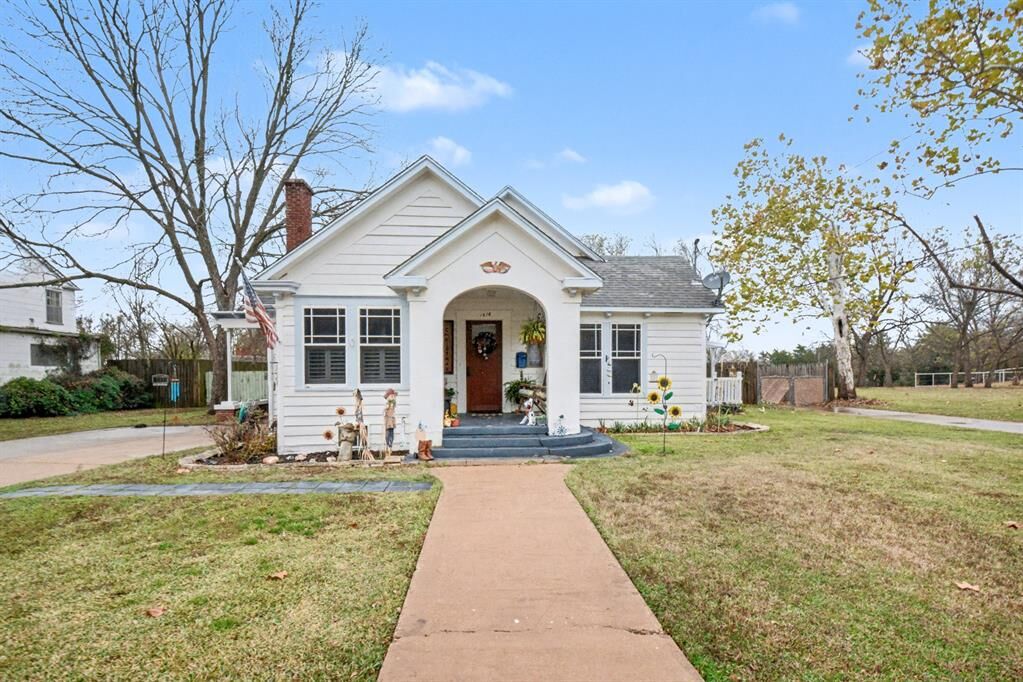 Property Photo: 1618 Bonham Street TX 75428