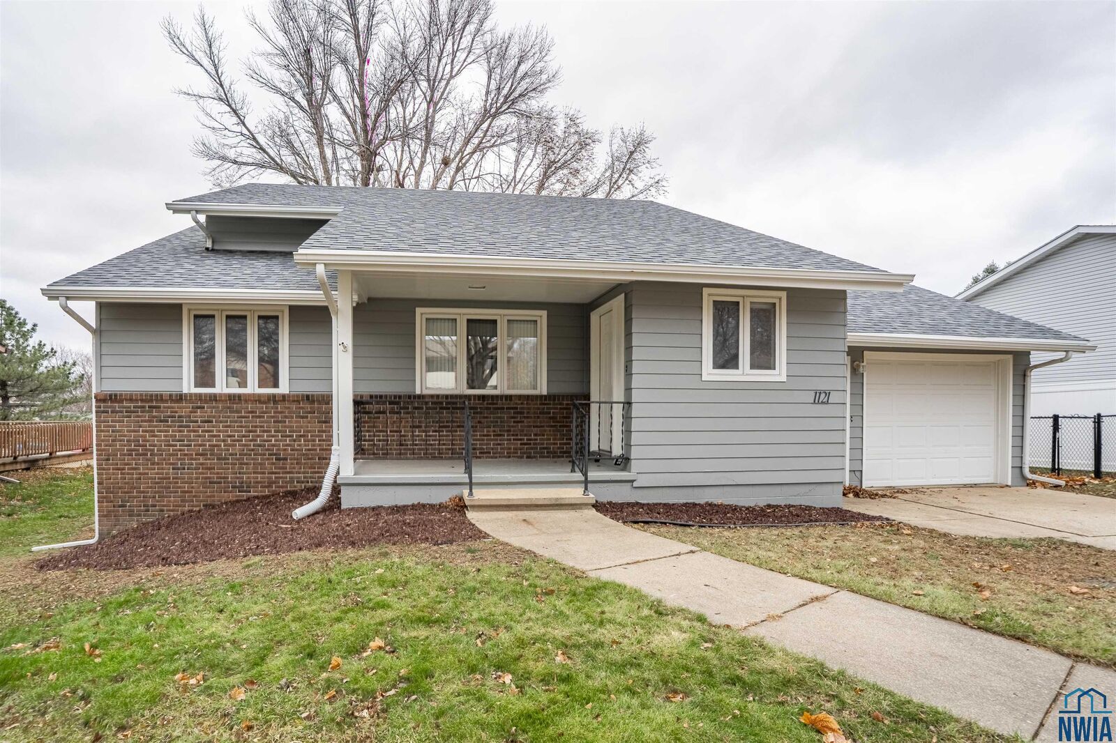 Property Photo: 1121 2nd St SE IA 51031