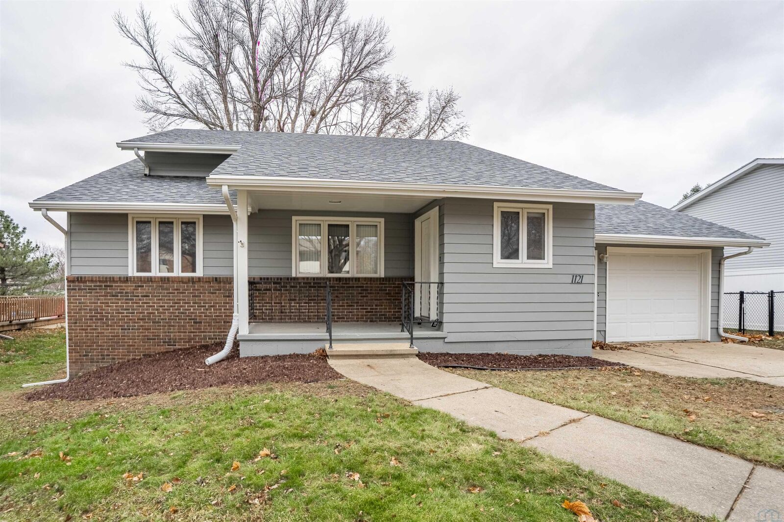 Property Photo:  1121 2nd St SE  IA 51031 