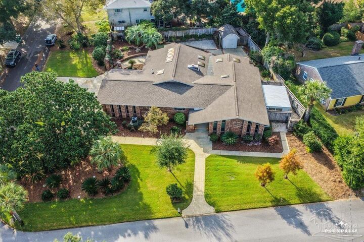 Property Photo:  205 Silverthorn Dr  FL 32561 