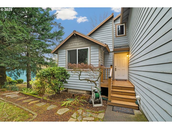 Property Photo:  1005 SW 4th St  OR 97080 