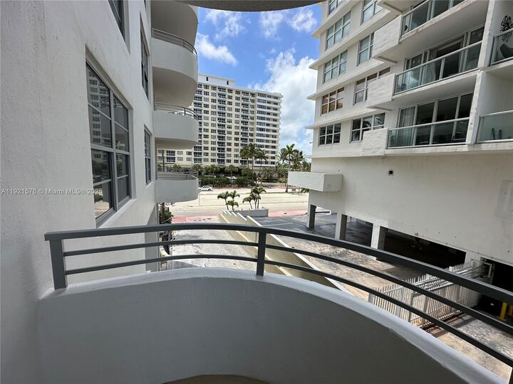 Property Photo: 5555 Collins Avenue 3C FL 33140