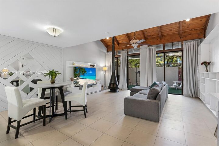 Property Photo: 10911 Cedar Ln FL 33026