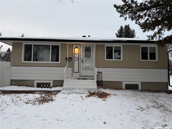 Property Photo: 41 Cartier Crescent SK S7L 4L8