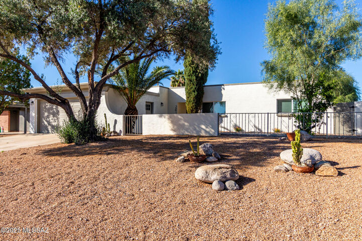 Property Photo: 2418 S Palm Springs Drive AZ 85710