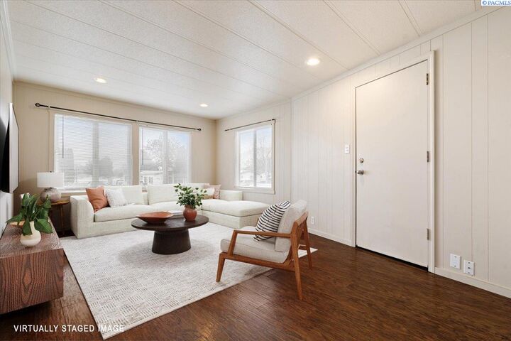 Property Photo:  595 N 60th Ave  WA 99353 