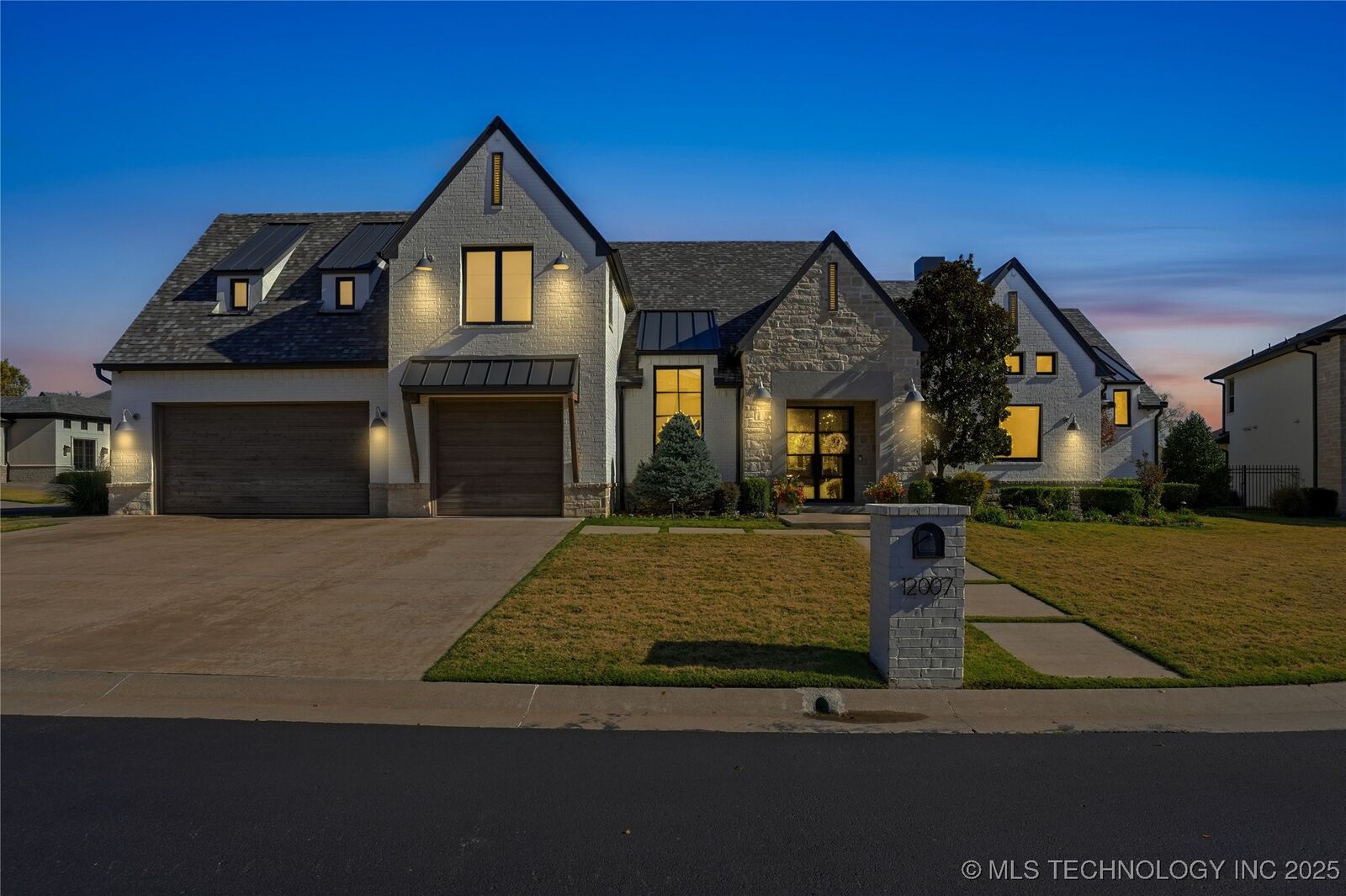 Property Photo: 12007 S Kingston Place OK 74137