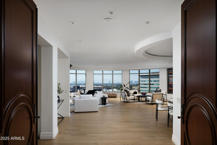 Property Photo: 2402 E Esplanade Lane 902 AZ 85016