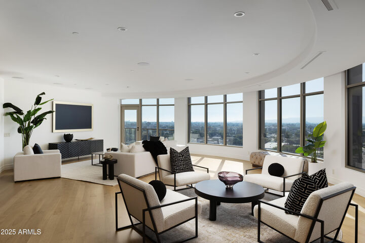 Property Photo:  2402 E Esplanade Lane 902  AZ 85016 