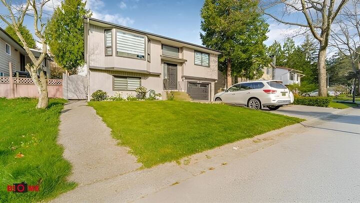 Photo de la propriété:  6661 141 Street  BC V3W 6X1 