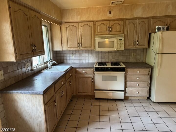 Property Photo:  185 Kakeout Rd  NJ 07405 