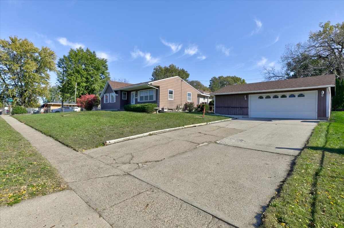 Property Photo:  3315 E 25th Street  IA 50317 