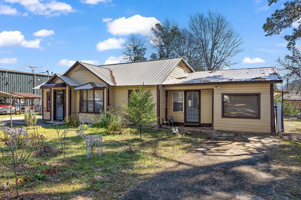Property Photo: 121 Hasley St TX 75961
