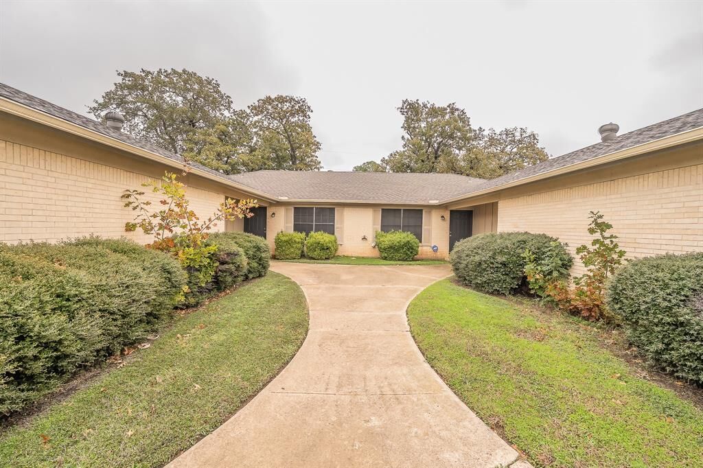 Property Photo: 512 Billie Ruth Lane TX 76053