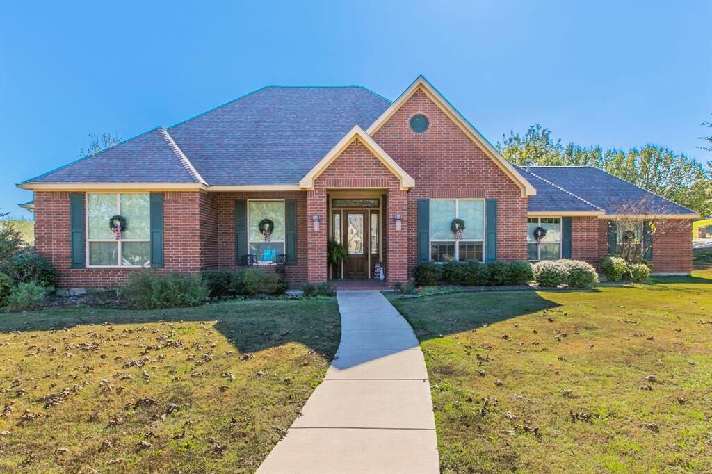 Property Photo: 206 Hidden Meadow Circle TX 76065